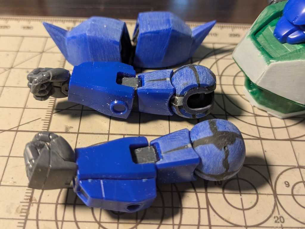 肩丸を極限までデカく！ここで印象が大きく変わります。キット２個使って、４分割した丸パーツを上から貼り重ね、隙間を瞬着パテで埋めます。