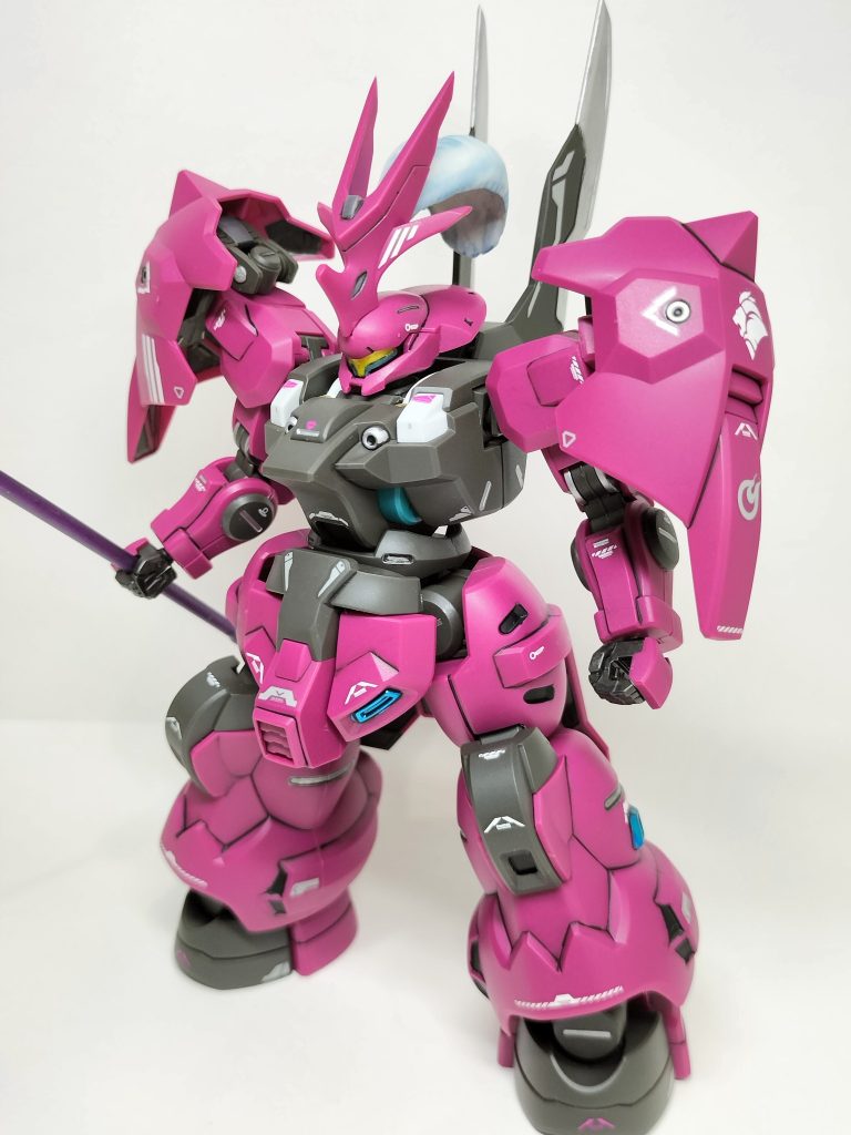パチ組にガンダムマーカーと100均アクリルマーカーで部分塗装✨️スミ入れ、公式デカールにつや消しトップコートの簡単フィニッシュです(gundam-kao6)サムネの通りバイザーは蛍光イエロー塗っています✨️