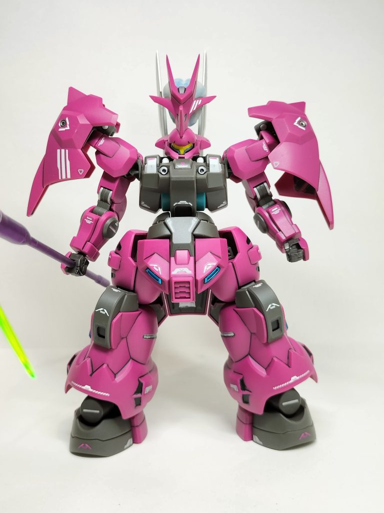 顔の形状だけ少しヤスリで削ってます。気持ちシャープになった気がする(gundam-kao1)ビームパルチザンも小さな肉抜きがあるのでランナーで埋めてメタリックパープルで塗装✨️