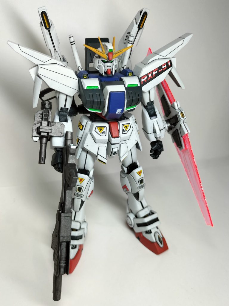 シルエットガンダムはサナリィの技術を盗用して、アナハイムエレクトロニクスが作ったF91。こちらはさらにその強化改修機ですね✨️丸みのある流麗な本家と違ってカクカクなシルエット。確かにAE製だな、と思わせる、納得感のあるデザインがスゴイです(gundam-kao6)