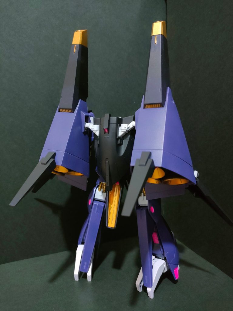 差し色にゴールドとピンクを添えてみました。