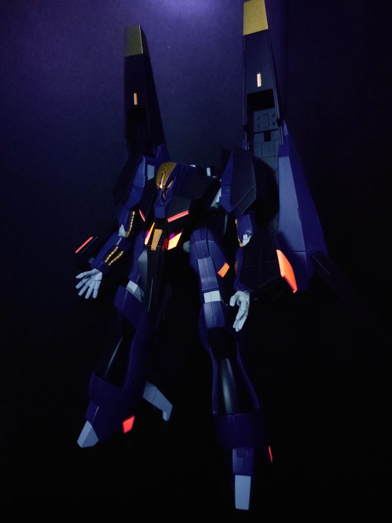アクセントでほんのり光るのがお気に入り。&nbsp;世界征服と言わず、木星辺りまで征服してください。