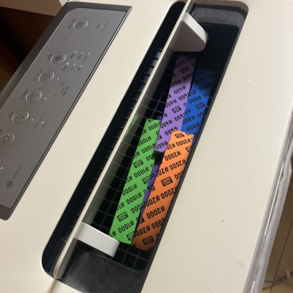 Mr.ホビーのスポンジヤスリのセットですね、400番から2,000番まであります🥳　柔軟性がありつつも、適度な磨き応え&耐久性で良さそう👏🥴平面だとレーザープラスが万能ですが流石に曲面は苦手😑　ゴットハンドの神ヤスなんかも気になりましたが😬🤟お手頃価格が嬉しいコレに🥰ただ、、🤔ちょっと匂うんですよね💦　独特の形容しがたい香り🦨が😖　なので、とりあえずプラズマクラスター漬けですね、改善すると良いんですが😉あとは、収納形態チェーンマインですが先端の三角形が手抜き、なのでココは削りこんで鎖の先端っぽさを再現💪😬（2枚目）