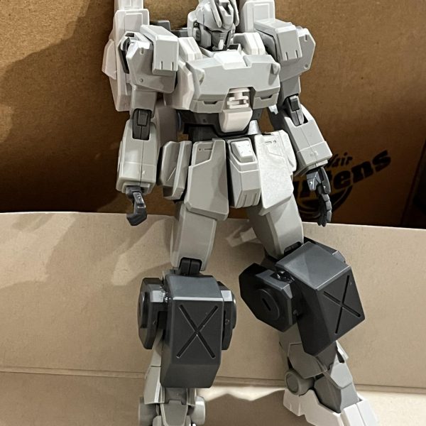 gunstaで皆さんのゲテモノミキシング（褒めてます）をみて、いいな〜こういう設定とか世界観ガン無視のミキシングできるようになりたいな〜と常日頃思ってるんですけども。発売当時に購入したEZ-SRの素組みが出てきたので、これなら心傷まないしいっちょやってみるかと。グスタフ・カールの余剰パーツをあーでもないこーでもないと当ててみて、いい感じになったので瞬着で固定したのがこれです。キット付属のバックパックだとヒロイックになりすぎちゃうんでアレコレ外してナーフする方向で。油断すると宇宙世紀っぽい設定ばかりが浮かんでくる...まぁそれでもいいかな。（2枚目）