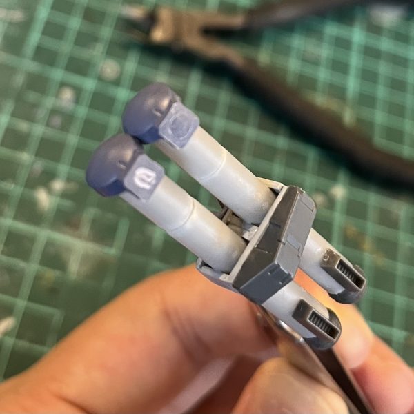 ちょっとだけ手を入れてました。肩に付けたランチャーは先日投稿したヴィクトリーガンダムのディスポーザブル・バズの制作時にサイズが大きすぎてボツにしたのを再利用してます。プラパイプの厚みが薄くて砲口ぽくなかったので、アチェルビーの関節パーツでフタをしてごまかしてみました。&nbsp;---あと、EZ-SRの胸の対人バルカンのパーツも紛失していたのでプラパイプとオリジンジムの腕バルカンで作り直し。砲門が下を向いていて殺意高いっすね。&nbsp;&nbsp;（4枚目）