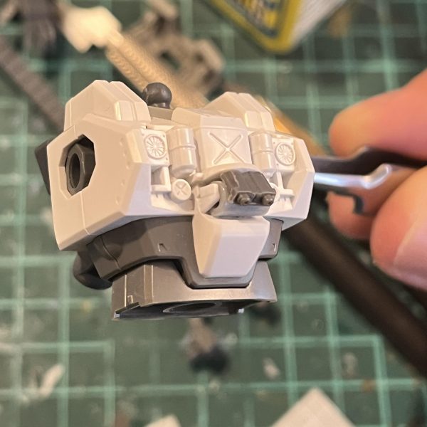 ちょっとだけ手を入れてました。肩に付けたランチャーは先日投稿したヴィクトリーガンダムのディスポーザブル・バズの制作時にサイズが大きすぎてボツにしたのを再利用してます。プラパイプの厚みが薄くて砲口ぽくなかったので、アチェルビーの関節パーツでフタをしてごまかしてみました。&nbsp;---あと、EZ-SRの胸の対人バルカンのパーツも紛失していたのでプラパイプとオリジンジムの腕バルカンで作り直し。砲門が下を向いていて殺意高いっすね。&nbsp;&nbsp;（5枚目）