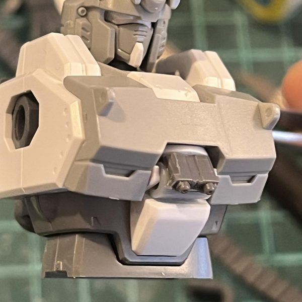 ちょっとだけ手を入れてました。肩に付けたランチャーは先日投稿したヴィクトリーガンダムのディスポーザブル・バズの制作時にサイズが大きすぎてボツにしたのを再利用してます。プラパイプの厚みが薄くて砲口ぽくなかったので、アチェルビーの関節パーツでフタをしてごまかしてみました。&nbsp;---あと、EZ-SRの胸の対人バルカンのパーツも紛失していたのでプラパイプとオリジンジムの腕バルカンで作り直し。砲門が下を向いていて殺意高いっすね。&nbsp;&nbsp;（6枚目）