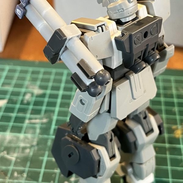 ちょっとだけ手を入れてました。肩に付けたランチャーは先日投稿したヴィクトリーガンダムのディスポーザブル・バズの制作時にサイズが大きすぎてボツにしたのを再利用してます。プラパイプの厚みが薄くて砲口ぽくなかったので、アチェルビーの関節パーツでフタをしてごまかしてみました。&nbsp;---あと、EZ-SRの胸の対人バルカンのパーツも紛失していたのでプラパイプとオリジンジムの腕バルカンで作り直し。砲門が下を向いていて殺意高いっすね。&nbsp;&nbsp;（2枚目）