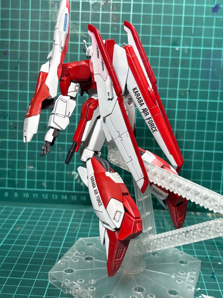 後ろ腰の武器が邪魔で思ったよりポーズをつけづらいですね。