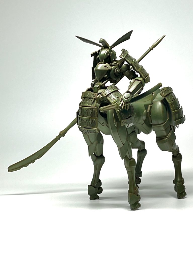 上半身はバルバトスルプスのガンダムフレームをベースに、マスラオのパーツなどで藤堂高虎公の特徴的な兜のイメージを表現してみました。下半身の馬は、初めはコトブキヤさんのジークブリンガーにて進めていたのですが、サフを塗った所でなんだか違和感が半端なく…急遽、安定の風雲再起に変更しましたw&nbsp;