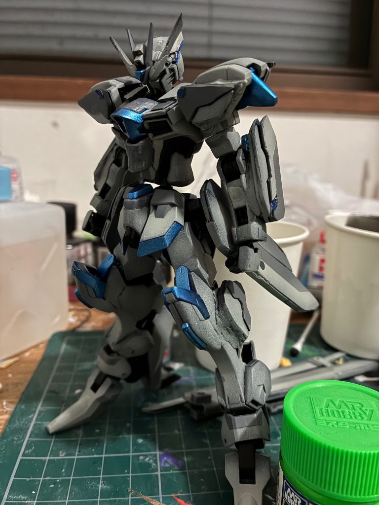 [製作者のコメント]色塗り直後。今回はグレー系の色を多めに使いました。フレーム部分はいつも通り黒鉄色で。今回は全体的に作るのも大変でしたし、完成度もそこまででした。けれども、オリジナル機体を作ったのは初めてだったので満足感は高かったです。&nbsp;次回はポロリの少ない機体が作りたいですね。それではまた。
