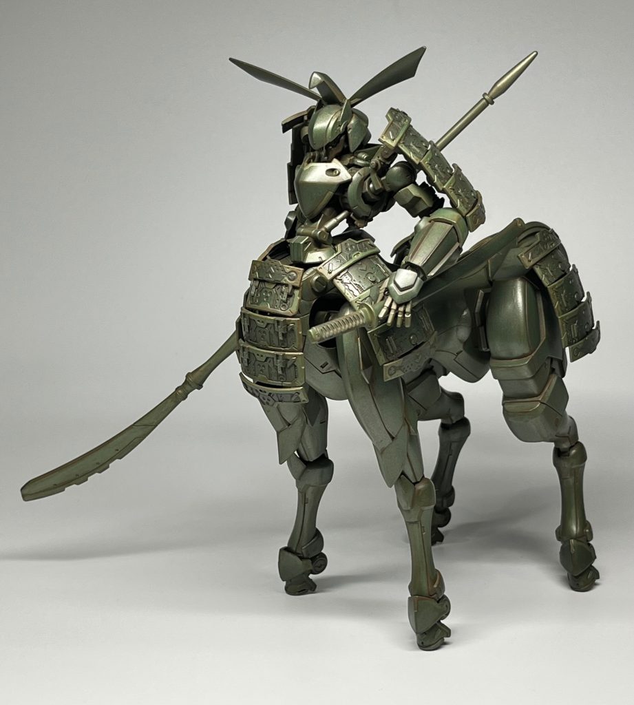 配色は、公の鎧が黒塗りで、公の愛馬も黒色だったとのことで、基本黒色の鎧の縁だけ金色で仏壇風wに一度は塗装してはみたのですが、度し難く気に入らず…悩んだ挙句サフ状態のがカッコよく見えたし、もういっそのこと…青銅色一色のブロンズ像風に…と仕上げてみました💧