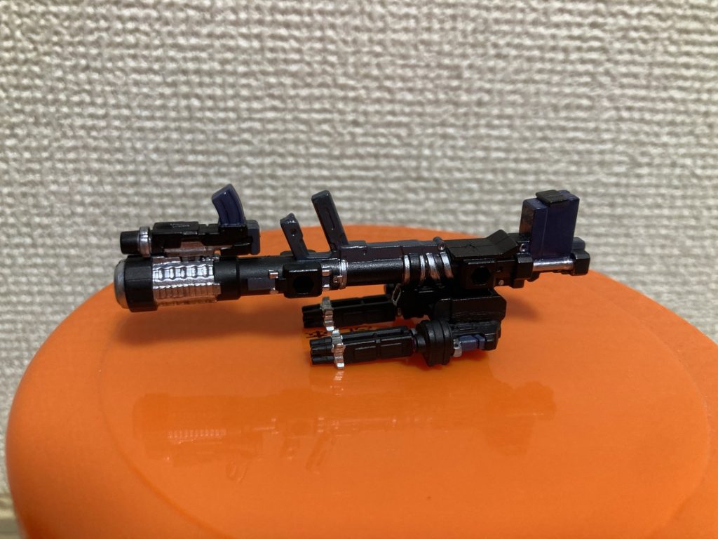 背部武器はこんな感じ、一応ペルフェ ディバインのキットを参考にして作った物です。フルコーン用のハイパーバズーカマウント部分を切って、ビームガトリング上に接着、ビームガトリングは少し小さめなのでハイパーバズーカが大きくなりますが、頑張って再現した方だと思います。