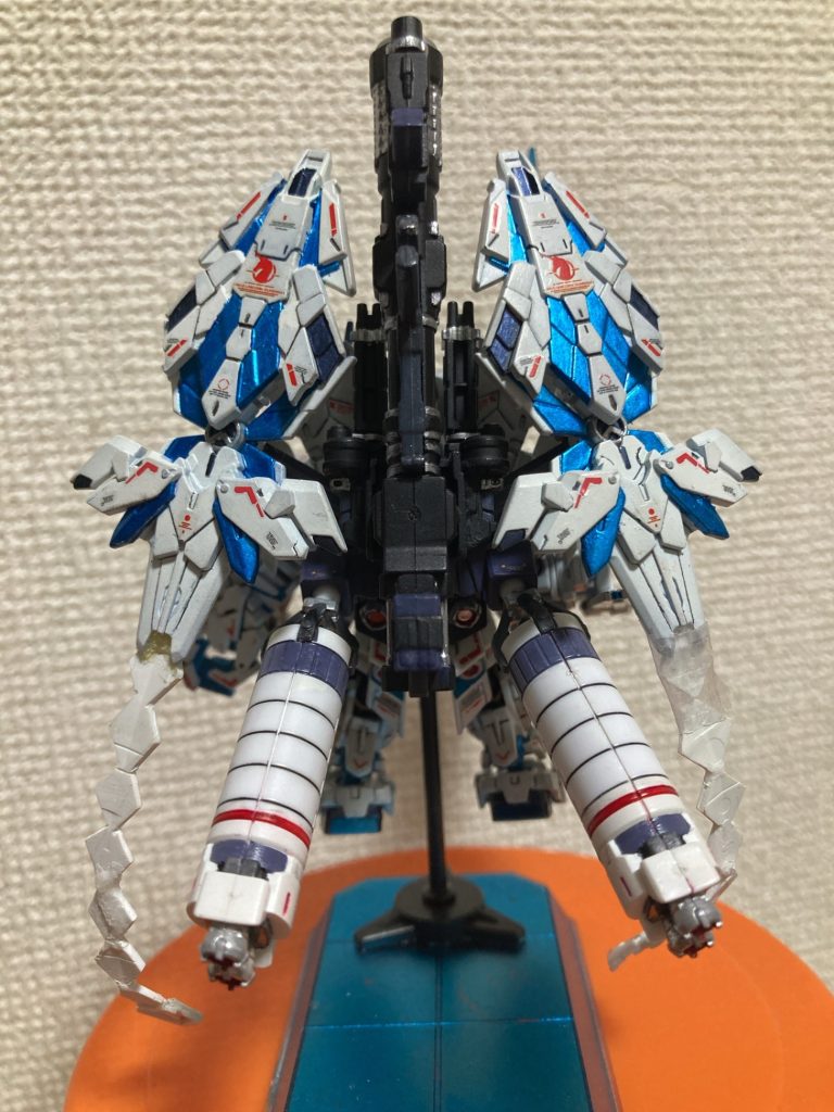 プロペラントタンクの接続構造はユニコーンのexパーツのフルコーン用の物を切って、アームドアーマーXCの下部に接着してます。