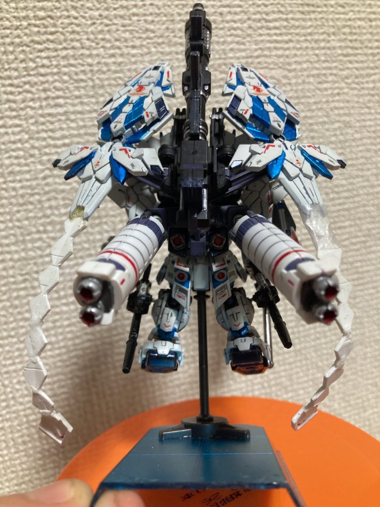ユニコーンのバックパック、アームドアーマーXC アームドアーマーDEの接続構造、ビームガトリングとバズーカの順でかなり背中は盛り盛りです。DEの接続構造は壊れたガンプラのパーツに、ユニコーンのシールドジョイントで付けています。スタビライザーはガンプラのパーツ切って作ったので雑＆折れやすいです(右側は折れた為ガムテープしてます)