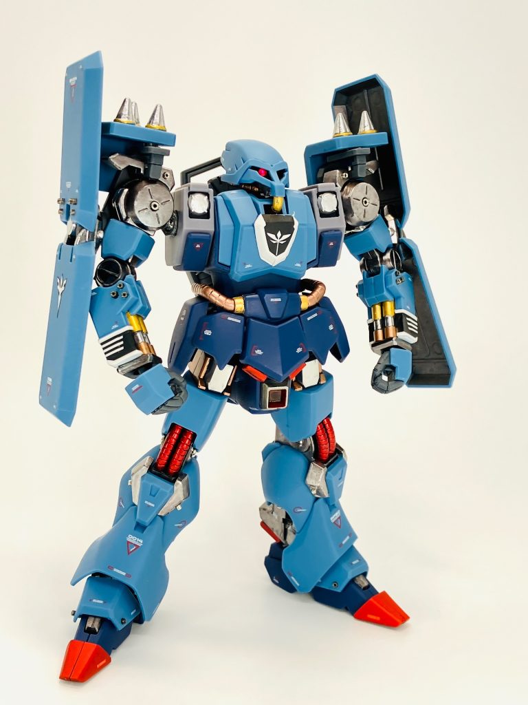 ジオン特有のモノアイが特徴的で、接近戦特化型のモビルスーツ、マッシヴなたたずまいがに合います😬