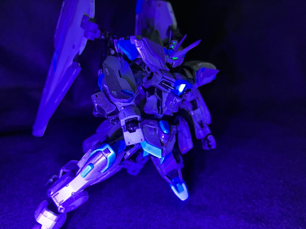 ［製作者のコメント］毎度のことながら蛍光カラーを使用。青発光部分はGXメタルブルー＋蛍光クリアー、カメラアイ等は蛍光グリーンで。