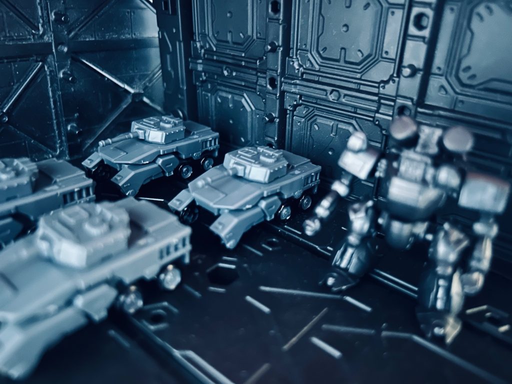 　そこにあったのは四両の軽戦車だ。飛び出た前輪には威圧感があった。「テンペスタ型軽戦車だ。これだけあればロコの近衛くらいは余裕さ。それにミドル・モビルスーツのギガシィだってある。決起は明日の朝！　ようやくやってきたんだ！」　ホープは誇らしげに語る父に限界を感じた。「いい加減にしてよ！　そんな兵器で何しようって言うの？　私がそれに乗って戦うの？」「お前だってレジスタンスな一員だ」「そんなの……」「プレナンさん！」　アディスが割って入る。「娘さんはこの活動に乗り気じゃないってわからないんですか？　わからないにしたって、娘に死んでこいなんて言う父親がどこにいると言うんです！」「……」　ブレナンは俯くしかなかった。「もういいです。行きましょう、ホープさん」　二人はその場を後にする。ブレナンはただ立ち尽くしていた。新兵器は彼なりの優しさであったのだ。「ごめんなさい。巻き込んで」「いいんだ。それに行こうって言ったのは俺だ。俺こそ連れて行って悪かった」「でもありがとう、守ってくれて。嬉しかった」　ホープは少し顔を赤らめて言う。アディスはそんな彼女の姿をかわいらしく感じた。「せっかくだから、楽しい話しましょう？」「あ、あぁ」　アディスは少し動揺していたのだ。「アディスって、ご両親はいるの？」「お袋がいる。親父は数年前に病死した」「ごめん、無神経だったね。でも家と逆ね家、ママが死んじゃったから」「そっか…」「でももう乗り越えてる。それにアディスさんだっているんだし」「俺が？」　それが意味することは今のアディスにはわからなかった。「なんでもないよ」　そうして二人は会話を続けていた。