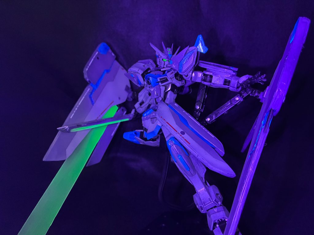 特殊大型スラスター「アルビター」本機最大の特徴とも言える大型スラスター。その出力は従来の物と比べて桁違いであり、他の追随を許さぬ機動力を実現した。スラスター本体もサブアームによって自由に動かす事ができ、ビーム刃を展開する事で近接兵器としても使用できる。［製作者のコメント］正直一番作るのが大変だった部分。二つ同じものを作るという関係上、大きさ等の誤差をできる限り減らしながら作ることになるので、そこの調整に時間を取られました。ビーム刃は同様に100均のプラ板で。