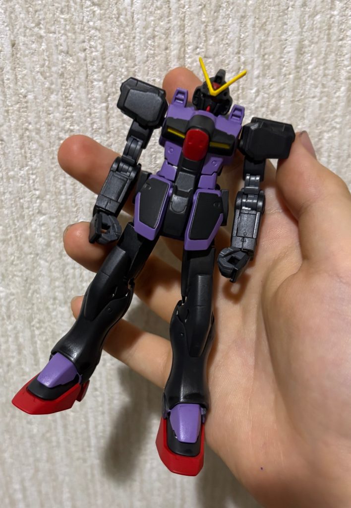 多分こちらの写真の方が色合いが本物に近いと思います。塗装は全て水性ホビーカラーで赤い部分はシャインレッド、黒い部分はミッドナイトブルー、関節はジャーマングレー、紫の部分はパープルとシャインレッドとホワイトを混ぜて好みの色合いにしました。ゆくゆくは３機揃えて飾りたいなぁ、と思っていたのですが紫の部分は調色したので次作る時同じ色にするのがとても大変だということに気づきました。まぁそれは未来の私に頑張ってもらうことにしましょう。