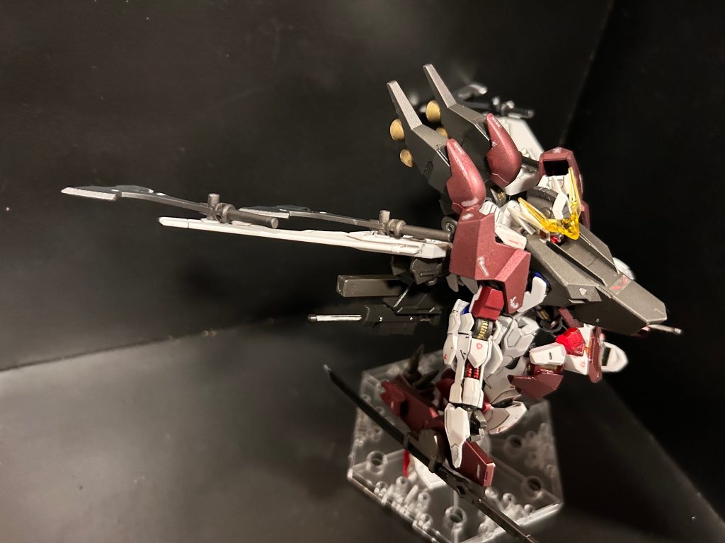 バルバトス、空からの強襲！ウイング展開します。関節にグレイズの肩んとこがついてます。保持力はザコいです。