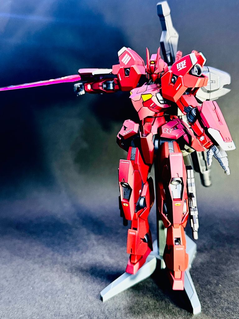 そしてレッドウォーリアといえば腕部ビームサーベルという事で、右手用小型シールドを制作し、そこにソーンの腕部サーベルを移植&nbsp;レッドウォーリアらしく展開出来るようにしました