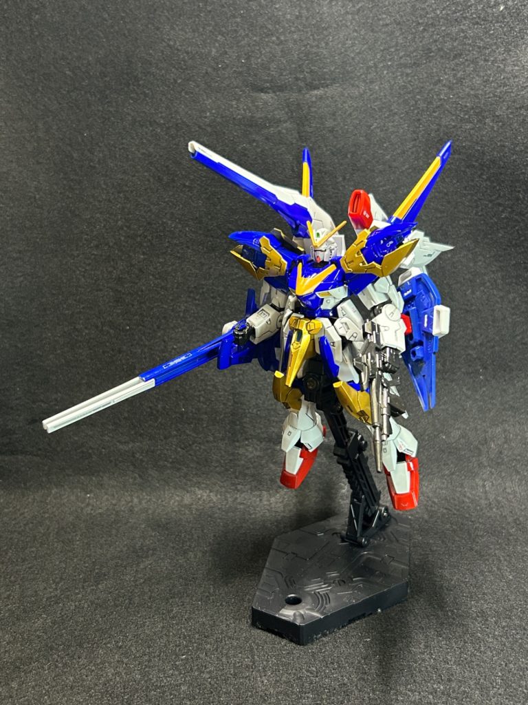 青は整形色にウルトラマリンブルーを直接エアブラシ塗装。この爽やかな青色が好きなんですよね。金色は黒サフにスターブライトシルバー。好きな物に好きな物を出せばもっと好きです！