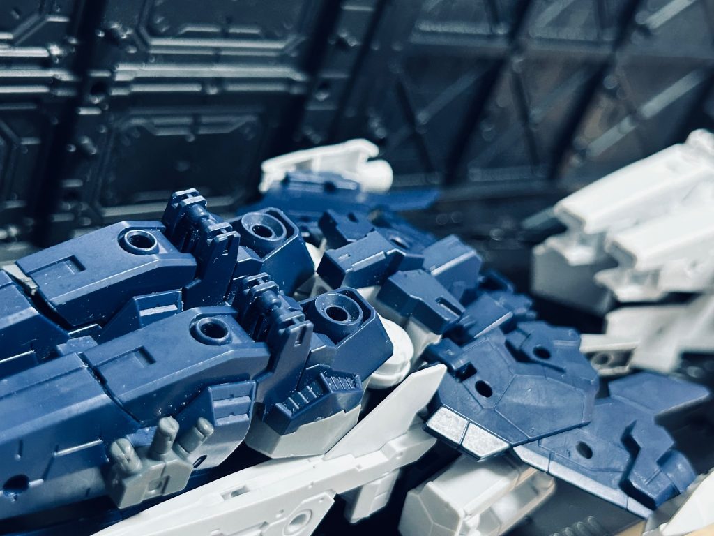 「ロコ、アンダーグラウンド・ソナーが戦車とミドル・モビルスーツの歩行音を感知しました」「始まったか」　ロコは机に手を置き、立ち上がる。「トラウトマン大尉！」　通信モニターが点灯し、コクピット内のトラウトマンの様子が映し出された。「排除せよ」「了解」　トラウトマンは合図を送り、五機のティグリスＩＩＩが発進する。トラウトマン機は指揮官機のスペチアレ仕様だ。「私もガブール・ベルグソンで出る！　我が師、ゼダ・マンディラ殿の意志をここで示すのだ！」　ロコは羽織をたなびかせ、司令室を後にした。