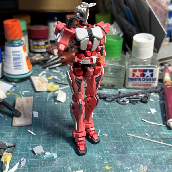 HG赤いガンダムの首から上を軽キャノンに差し替えてた物をベースに、仮面ライダーカブト風な作品を制作中です。マスクドフォームは技術的に無理でした(zaku-kao4)💦（2枚目）
