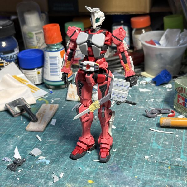 HG赤いガンダムの首から上を軽キャノンに差し替えてた物をベースに、仮面ライダーカブト風な作品を制作中です。マスクドフォームは技術的に無理でした(zaku-kao4)💦（3枚目）