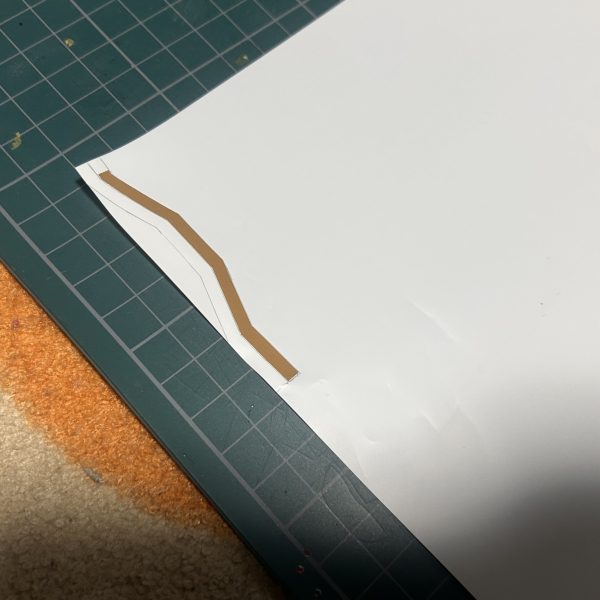 このパーツの布巻きだけは塗装で再現出来ません。凹凸に密着させて布を巻くというのはしっくりこないので。。。シールに塗装して貼るか。いやいやいや。いいものあったので、こちらでやってみます。（2枚目）