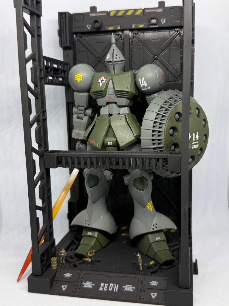 今回は百均の格納庫に百均のフィギュアを合わせて、簡単ジオラマっぽくしてみました。