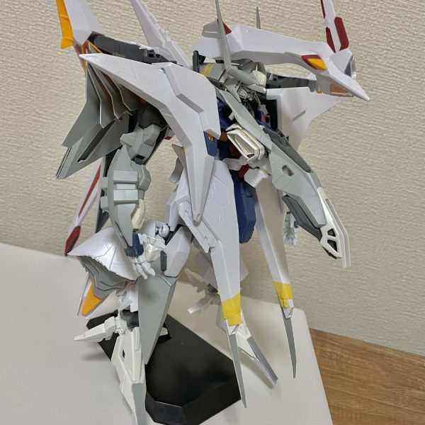 型紙とってたものをプラ板に変更アゴのトゲやら後頭部やら足していってます（7枚目）