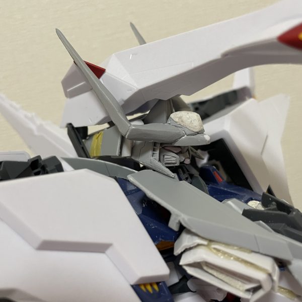 型紙とってたものをプラ板に変更アゴのトゲやら後頭部やら足していってます（3枚目）