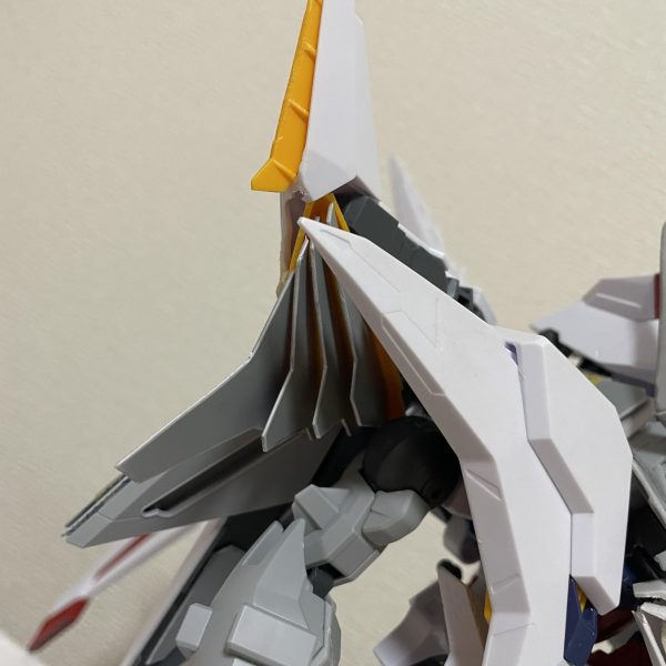 型紙とってたものをプラ板に変更アゴのトゲやら後頭部やら足していってます（4枚目）