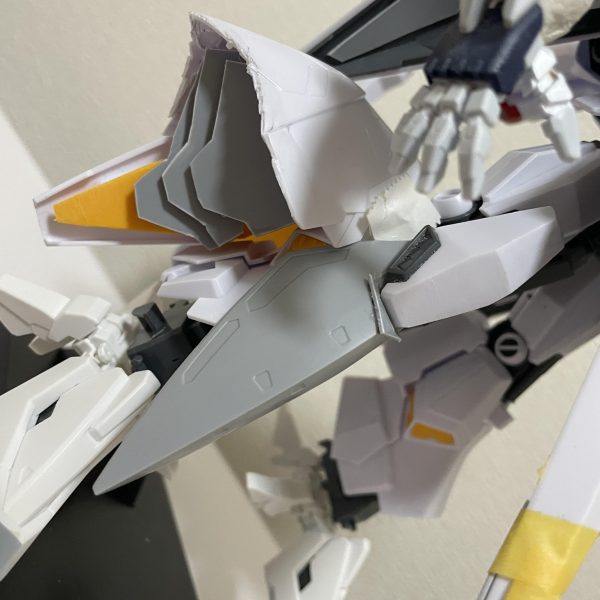 型紙とってたものをプラ板に変更アゴのトゲやら後頭部やら足していってます（5枚目）
