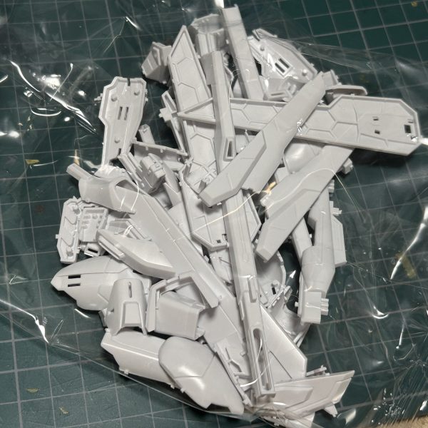 白い外装以外のパーツを一気にサフ吹きしました。とはいえ、フレームパーツはこれが本塗装にもなるわけですが。乾燥中に白外装のゲート処理を進めます。（2枚目）