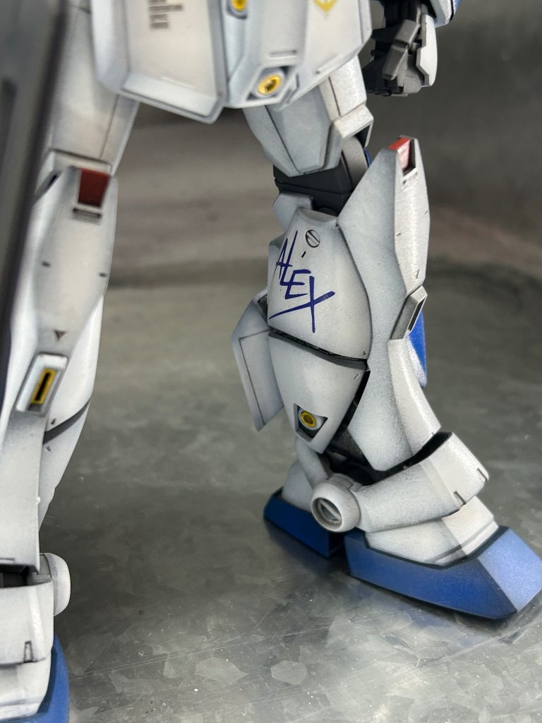 左足脹脛にはHGシールド用の水転写がピッタリだったのでオシャレポイントとして「ALEX」✨✨