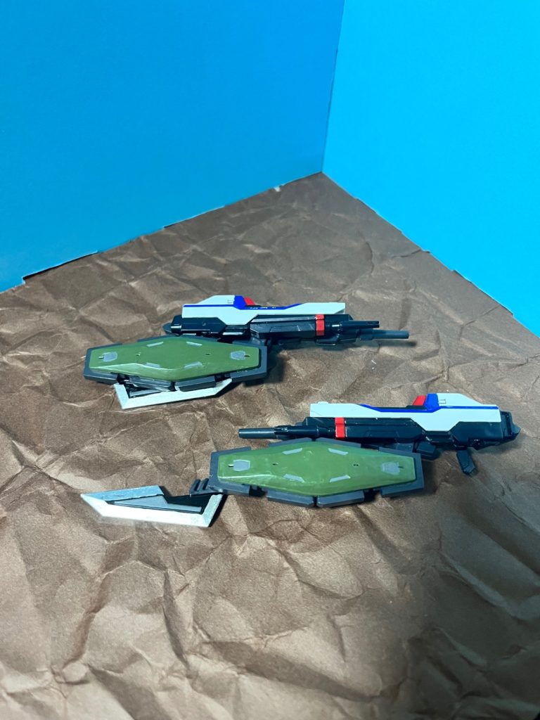 近接装備シールドライフルのシールド部分を前方へ展開し、ブレードを伸ばす事で近接戦にも対応可能です。