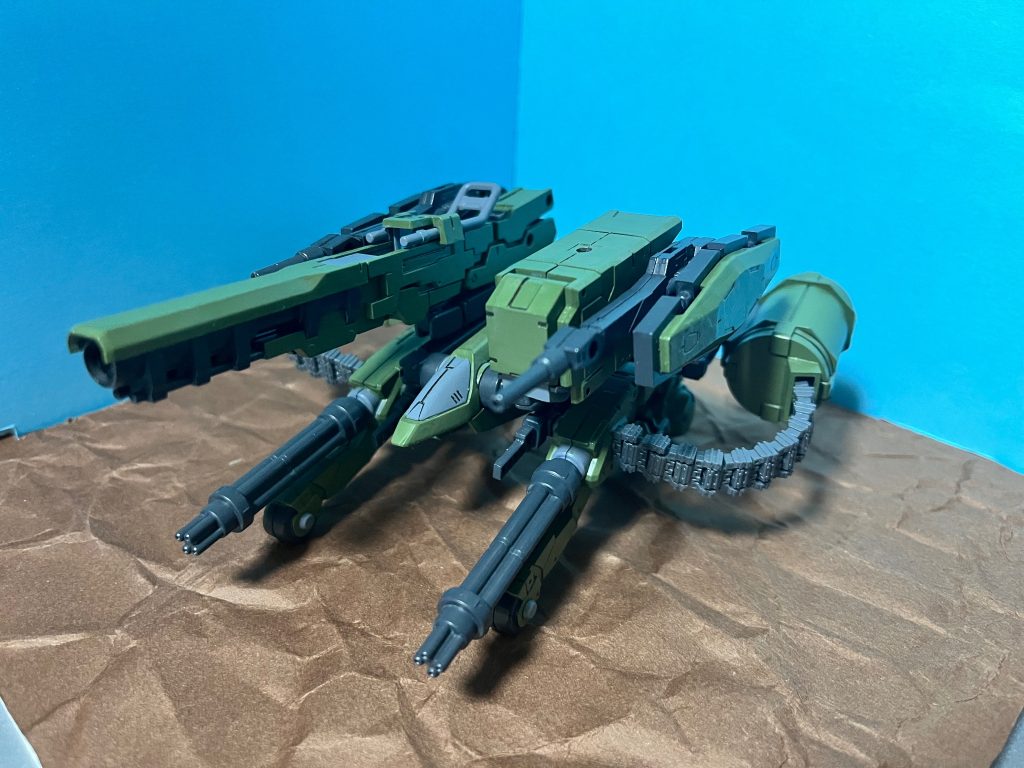 コマンドアタッカープラウドディフェンダーの本体部分に陸戦用の装備を積んでみました。右にバズーカ左にミサイルポッドを装備し、ガトリングとシールドライフルを2つずつ装備しています。プラウドディフェンダーのディフェンダー要素がなくなり、攻撃重視の機体となったためアタッカーと名付けました。