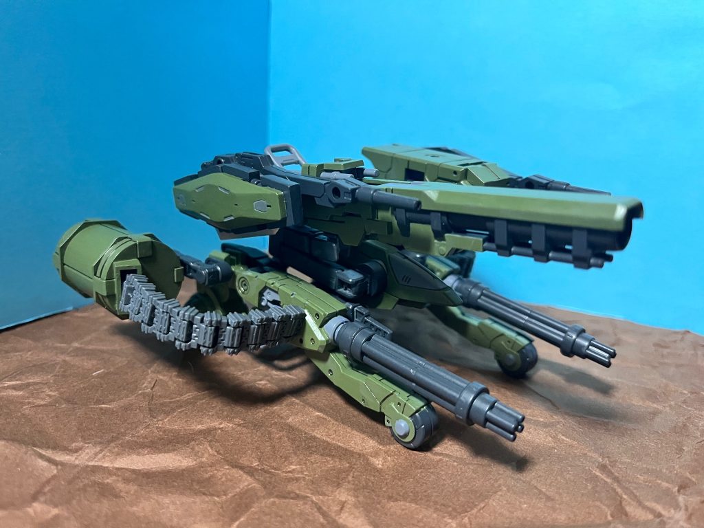 地上戦用の機体という事で4輪走行で移動します。