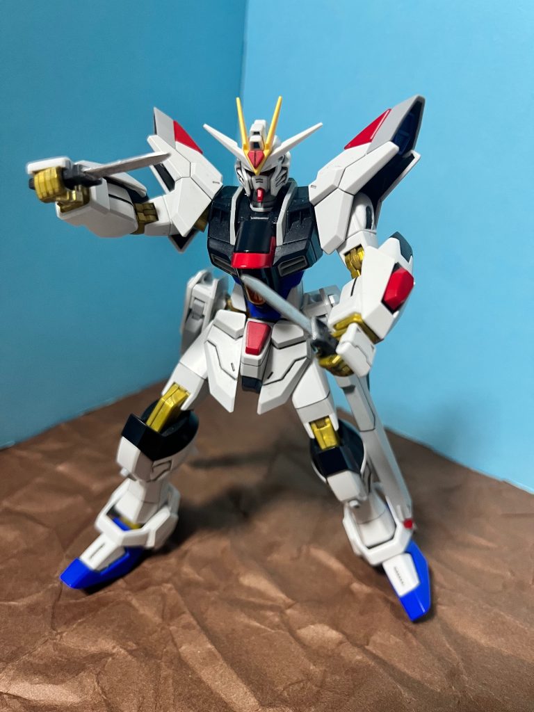 最後の武器ガトリングの内側に仕込まれた2本のナイフ。弾薬を全て打ち尽くした場合の最後の武器として用意しました。こいつがあれば、ストライクのようにフェイズシフトダウンしても安心です。