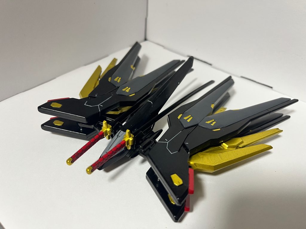 プラウドディフェンダー2号機通常のプラウドディフェンダーにスーパードラグーン 機動兵装ウイングを取り付け、イメージを変えるために黒く塗装してみました。フツノミタマももう1本追加してシンメトリーな機体になっています。