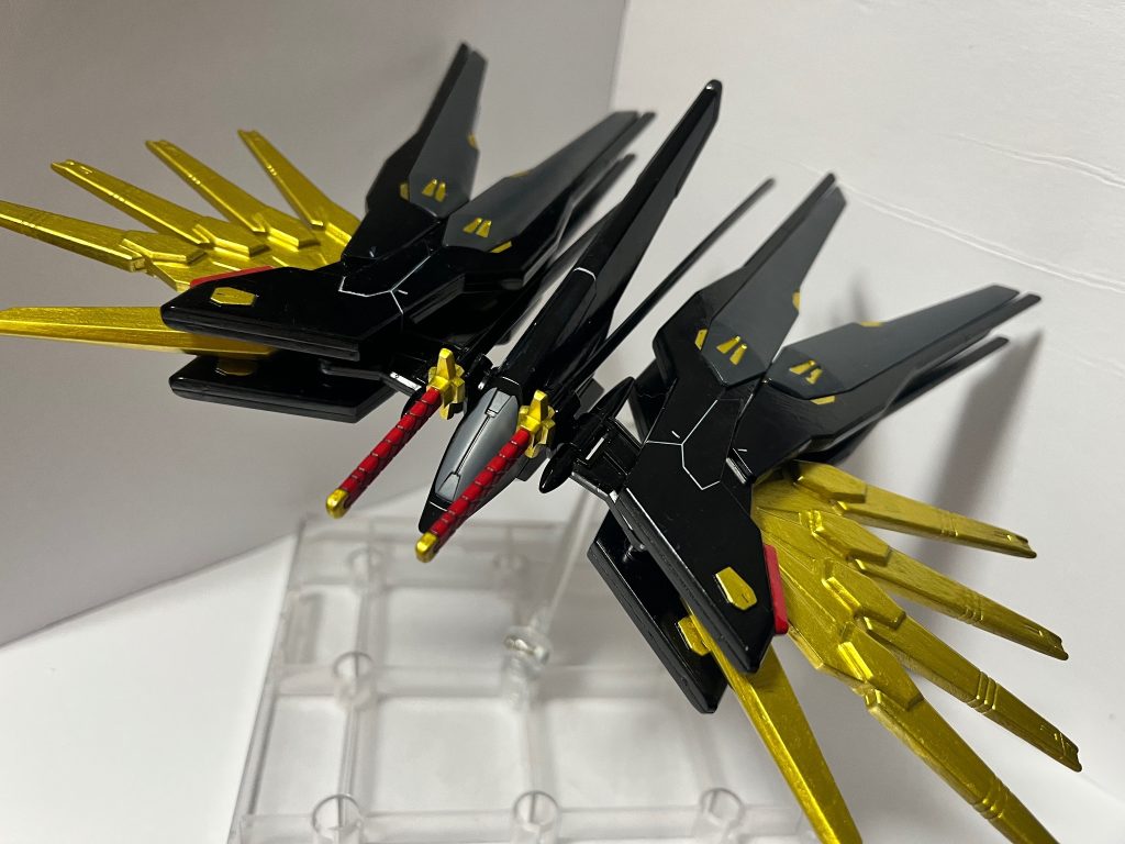 飛行イメージ機動兵装ウイングを展開するのも良いのですが、個人的には内側の金色の羽のみを広げた状態が気に入っています。
