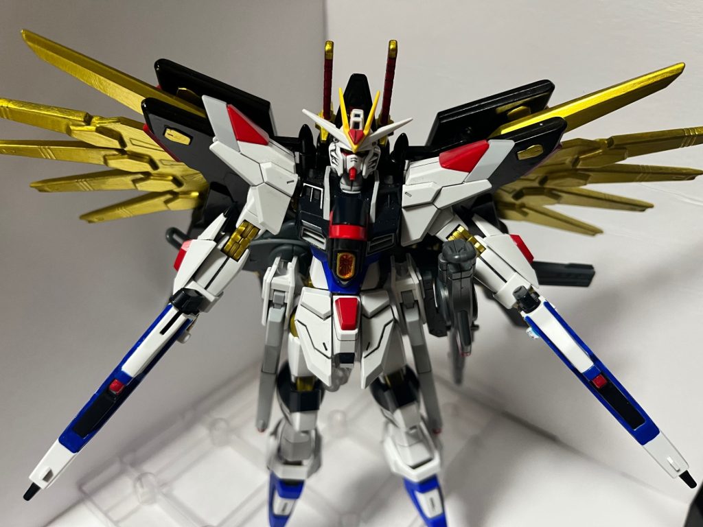 手持ち武装試製35式改レールガン×2、対艦刀フツノミタマ×2、ビームサーベル アクータラケルタ(紛失中)×2、高エネルギービームライフル×2とストフリ、マイフリの武装を全て引き継いでそのまま最終決戦に挑めそうな勢いです。