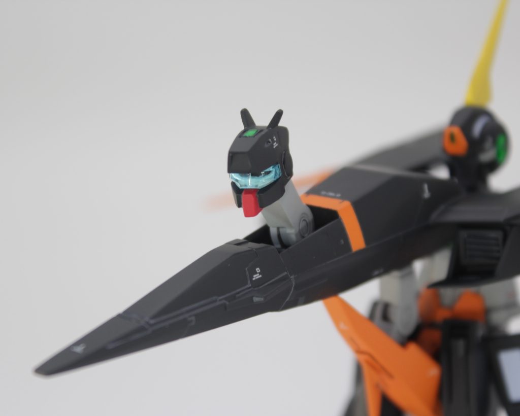 機首にある頭部です。グシオンリベイクをベースにフェイス部をエクシアから流用しました。ゴーグルはシルヴァバレトのものを加工しています。首は3種類用意し、格納時と展開時(短)展開時(長)をそれぞれ再現できるようにしました。