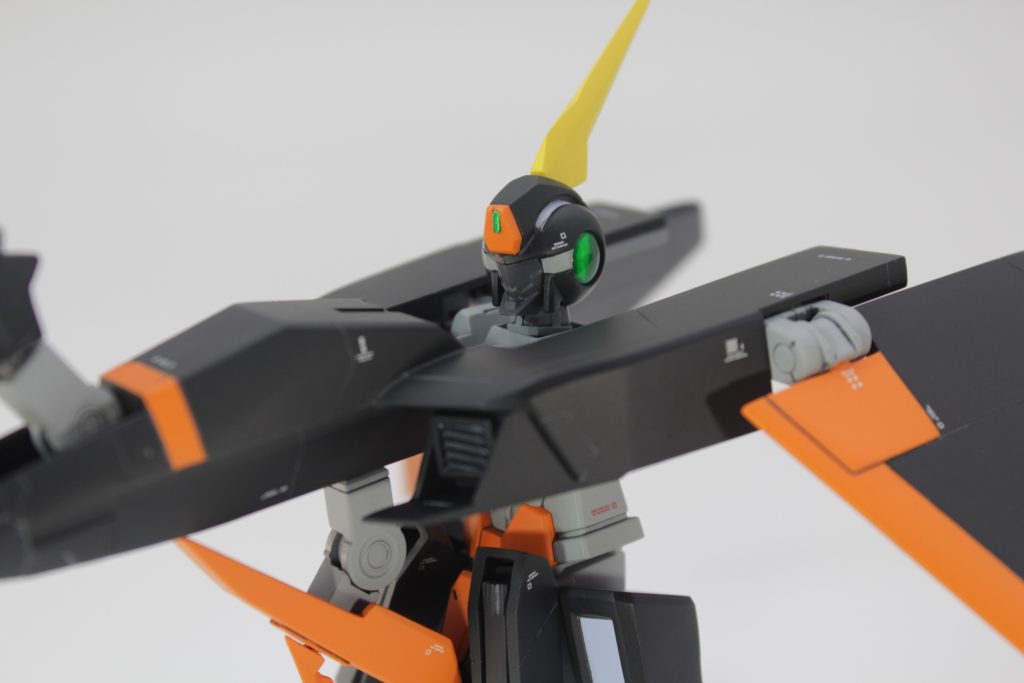 頭部はエクシアをベースにアンテナを自作しました。フェイス部はアストレア用改造パーツを使用しています。