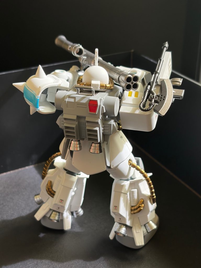 機体にホワイトサフを塗り、動力パイプをゴールドにして特別感を出してみました。向かって左側のショルダー裏がスカスカなのと水色のシール感が気になりますが...