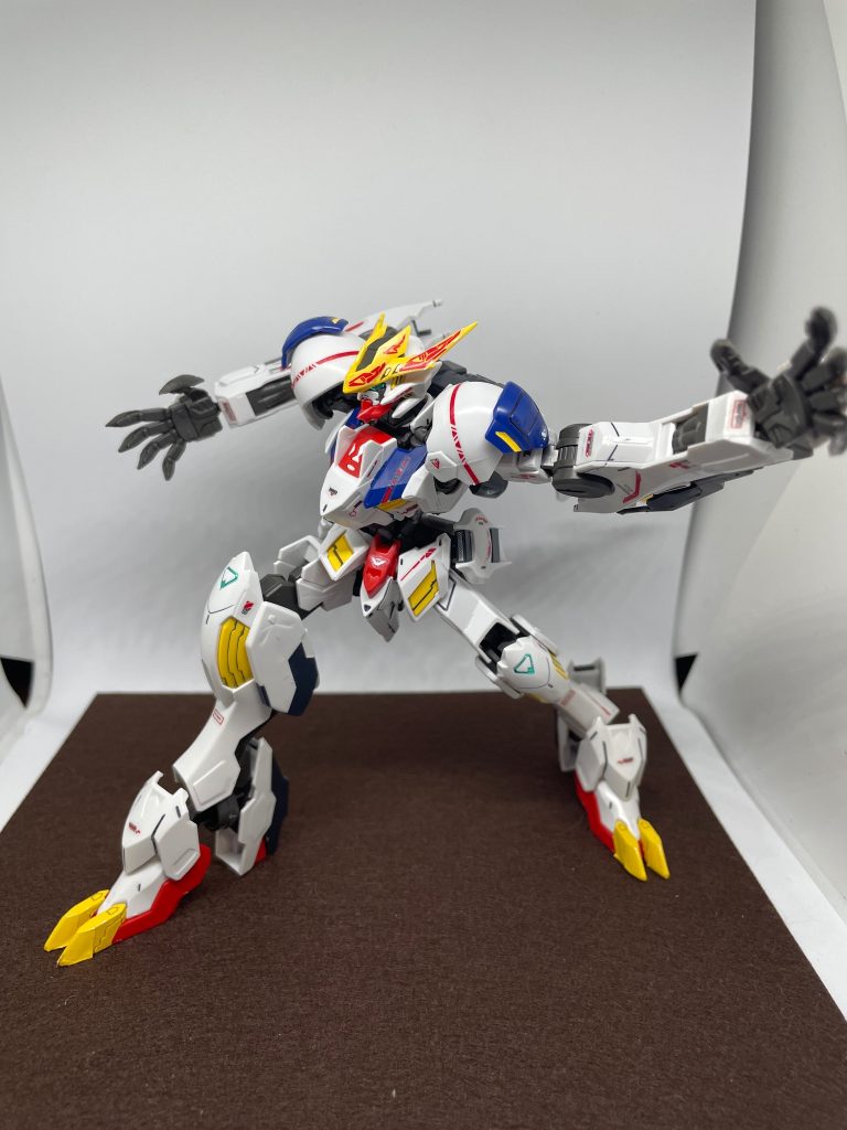手を大きく広げて切りつけるような感じのポーズ。