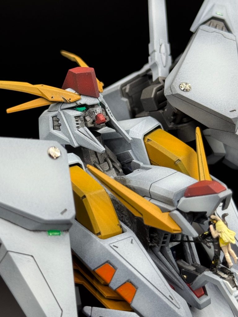 今回はワンシーンを作る事に集中しました。クスィーフェイスの中にガンダムフェイスを仕込みダメージ痕からカメラアイが見える様に、また、コックピットハッチは可動して開閉可能に（ハサウェイとギギを固定したら閉めれなくなりましたが…）